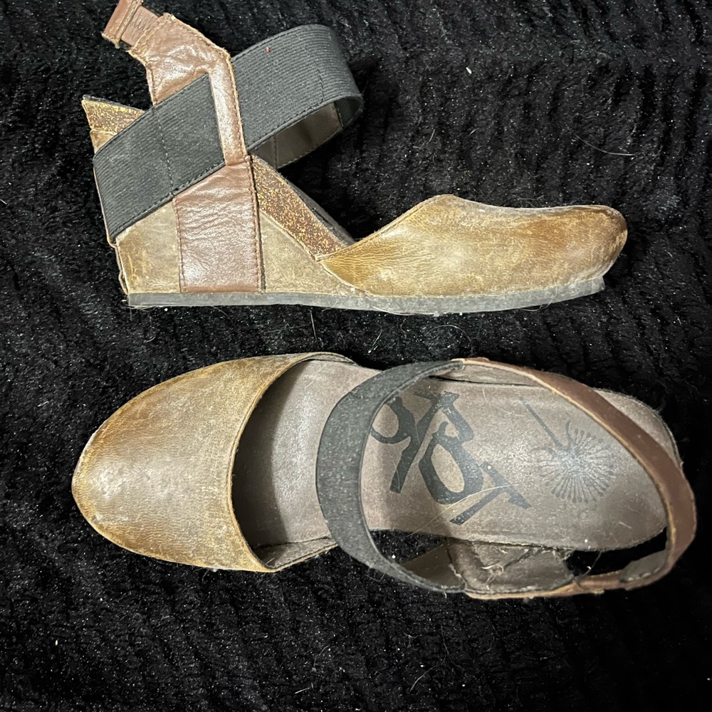 Otbt closed toe wedges size 8